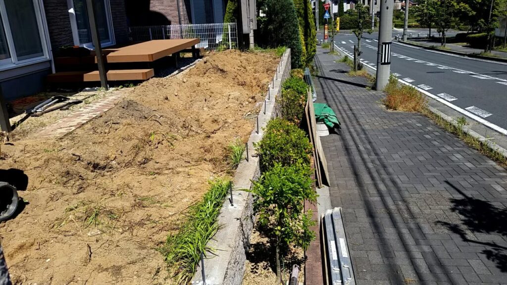 伐採と伐根が終わり、植木がなくなって広く開けた庭