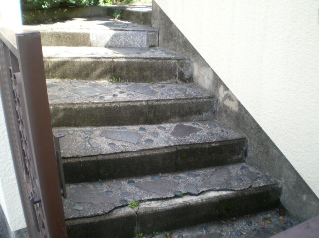 ガタガタしていて不安定だった大和郡山市K様邸の施工前の玄関階段