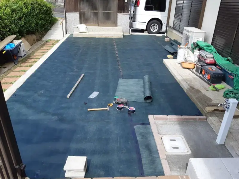 徐草、防草シート、外構工事 コストを抑えながら手間も省ける、防草シートを使った雑草対策 | 加東