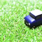 人工芝の上に車を置く