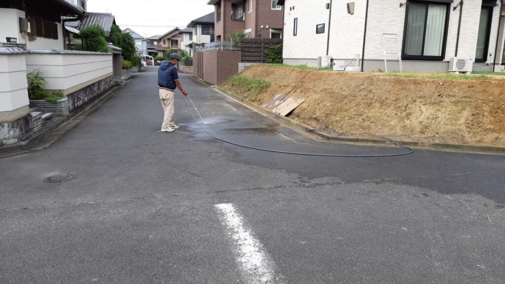 すき取りが終わった法面。草が無くなり、土だけの斜面になっている