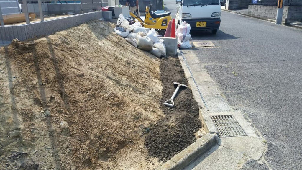 道路との境に掘った土留めブロックの基礎の溝の寄り