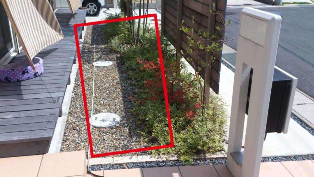 施工前:雑草が生えやすく草引きが大変だった外構部分