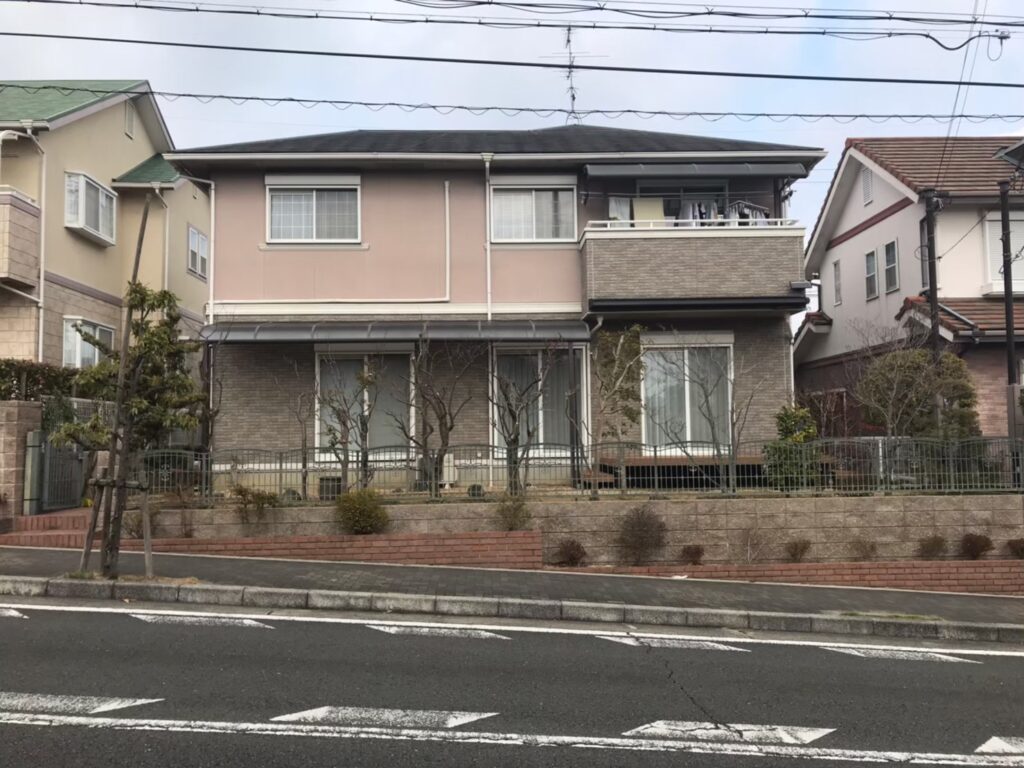 道路から見た施工前の家の正面。庭木を減らしたことで家の中まで見通せる状態