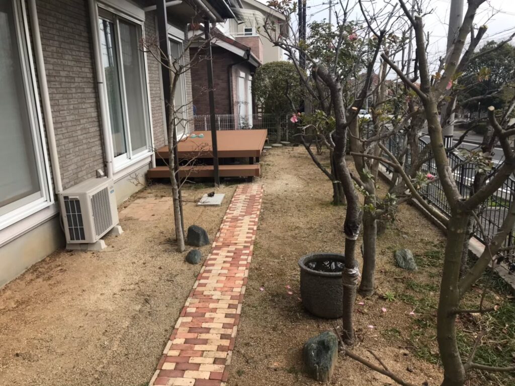 施工前の主庭。前の所有者が育てていた植木や花がたくさん残っている状態
