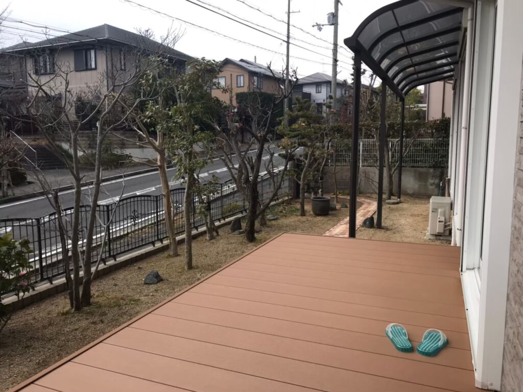 施工前、ウッドデッキから道路側を見たところ。庭にはまだ植木が残っている