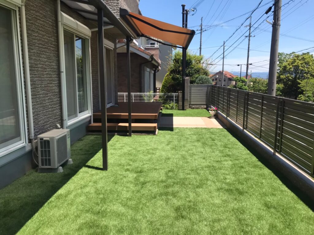 完成した庭の全景。テントやプールも広げられる広さが取れている