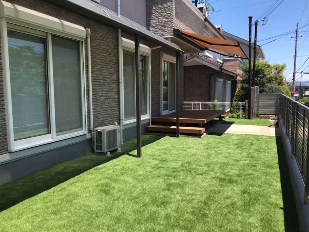 完成した主庭。植木がなくなり人工芝が広がった状態